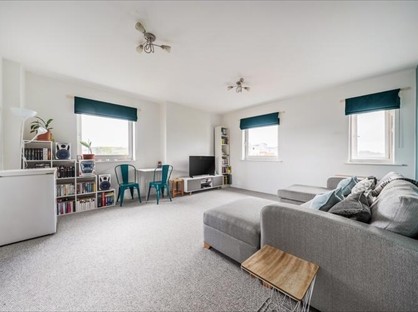 1 Bed Flat, Buckland Court, RH1