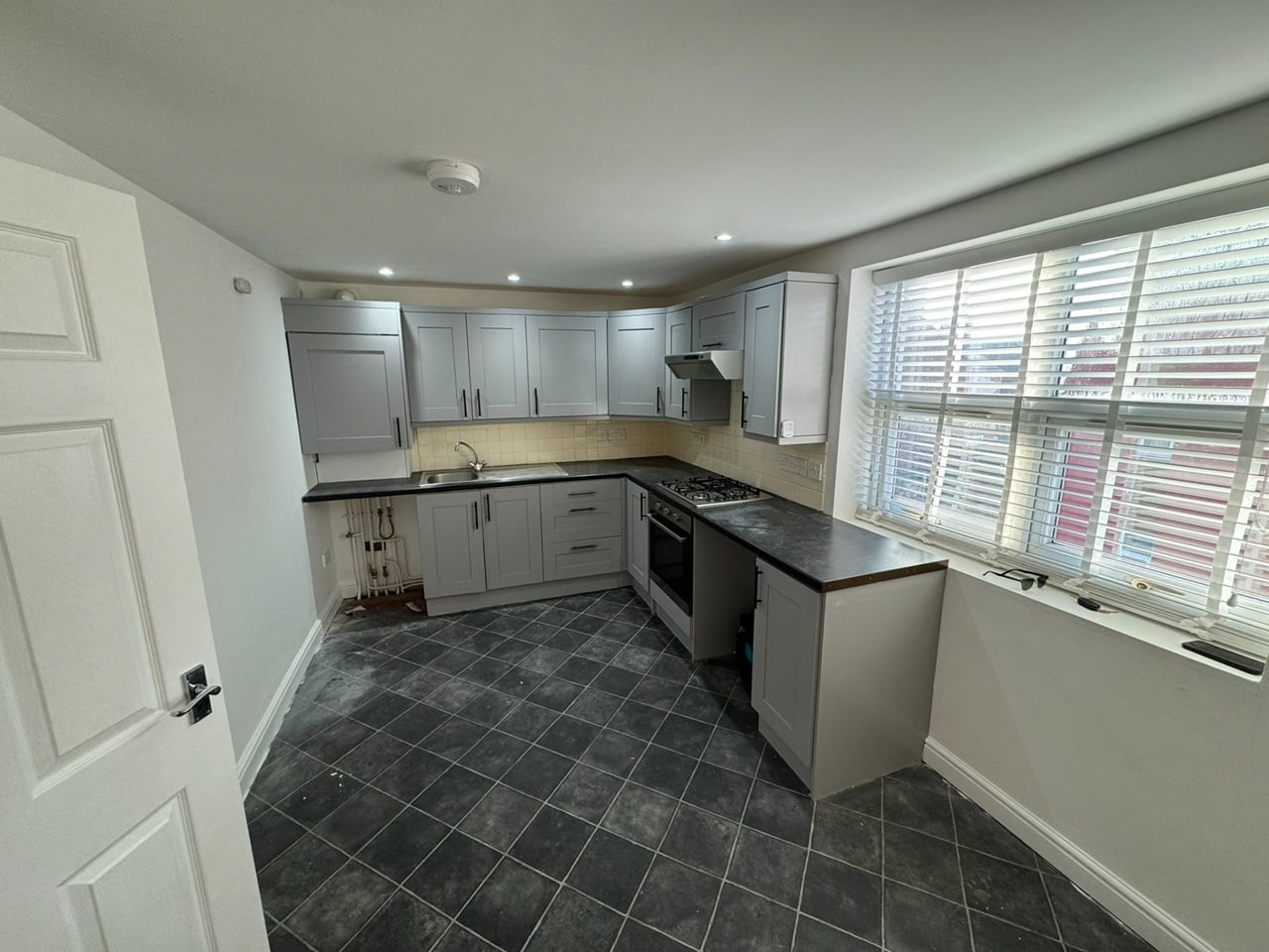 2 Bed Flat, Ilford Avenue, CH44 photo 2