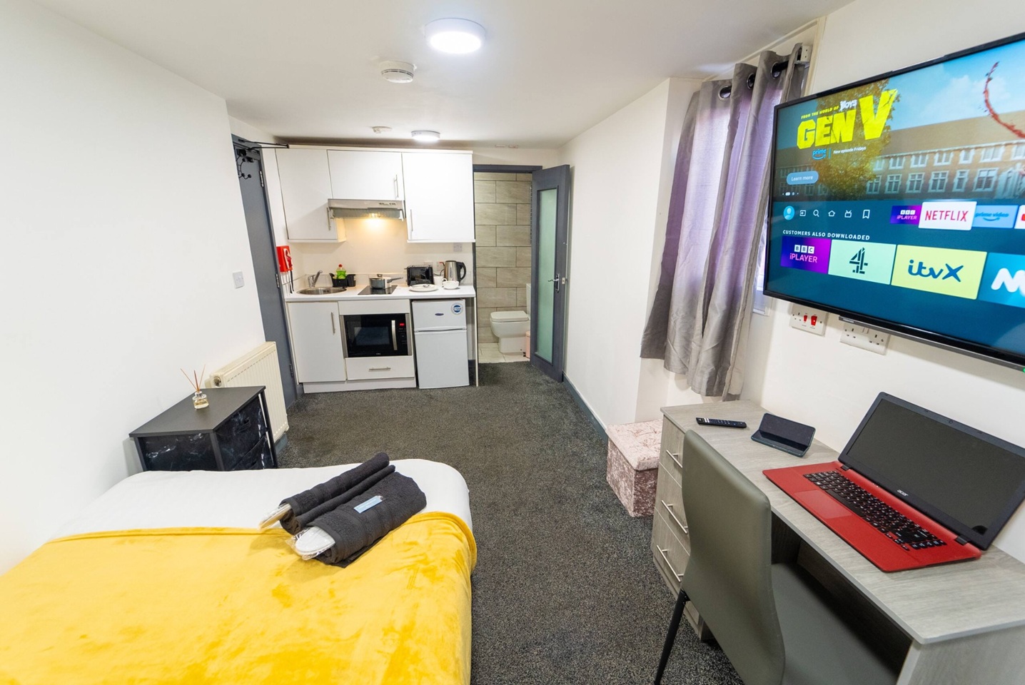 Studio Flat, Dale, B29