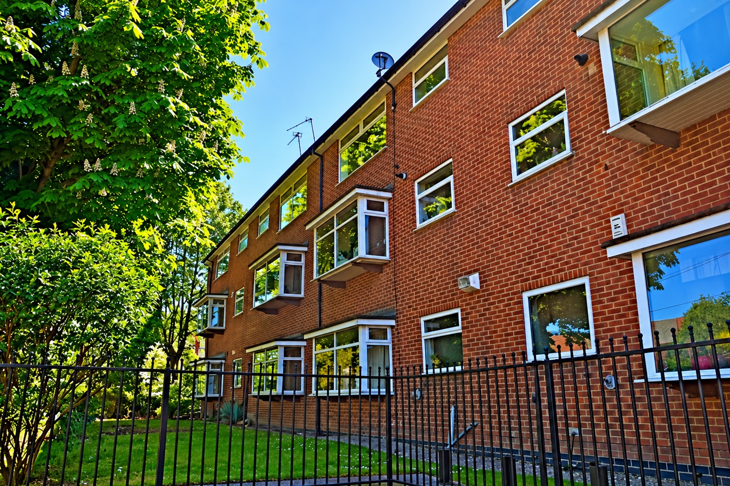 2 Bed Flat, Waverley St, NG7 photo 2