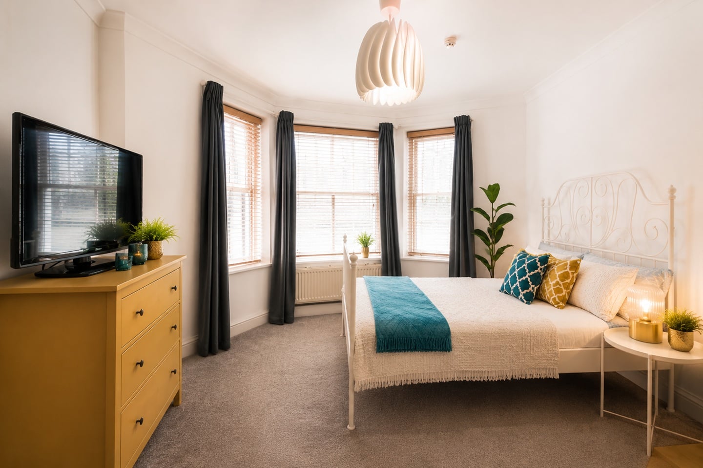 Studio Flat, Holland Park Gardens, W14