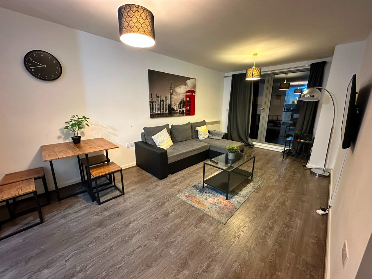 2 Bed Flat, Skyline, B1 photo 2