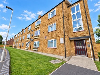 2 Bed Flat, Charlton Crescent, IG11