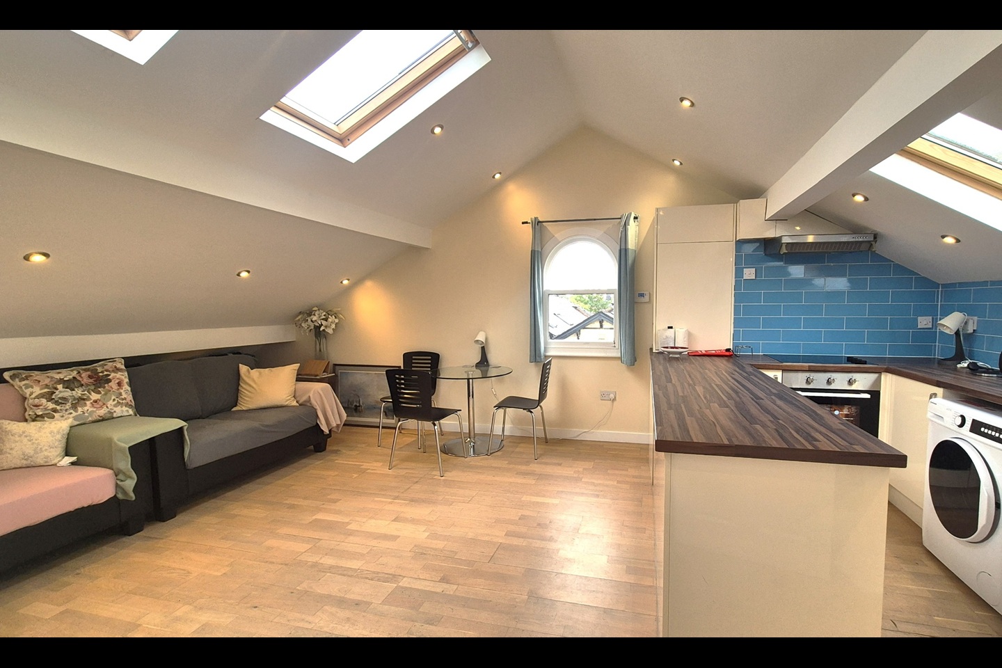 2 Bed Flat, Wilmslow Road, M14 photo 3