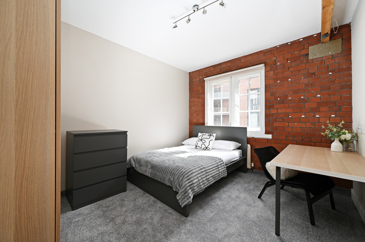 5 Bed Flat, Bells Square, S1 photo 3