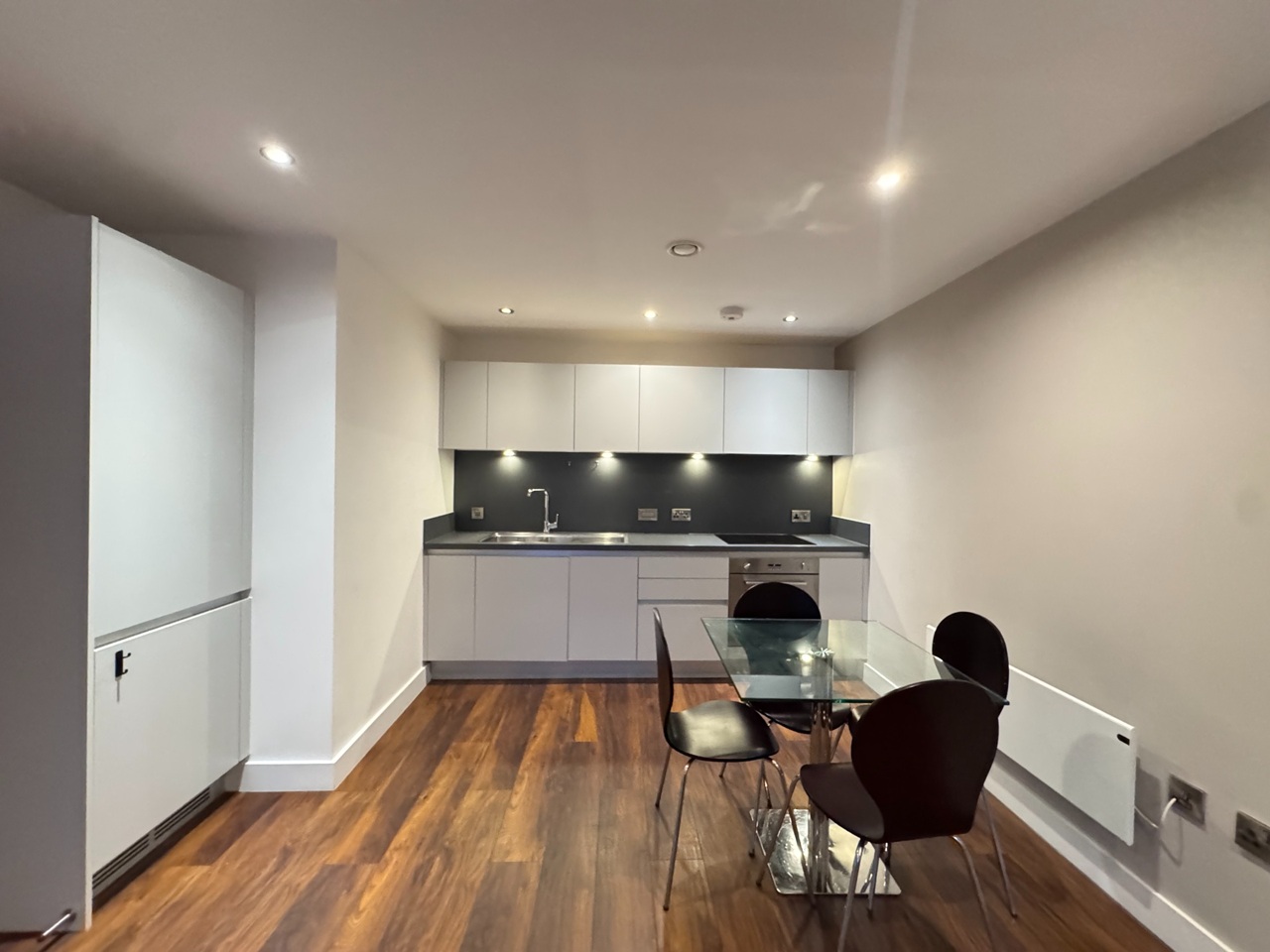 1 Bed Flat, Wilburn Basin, M5 photo 4