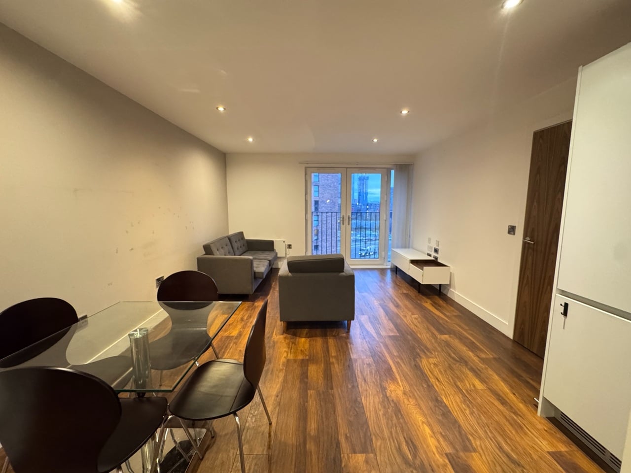 1 Bed Flat, Wilburn Basin, M5 photo 3
