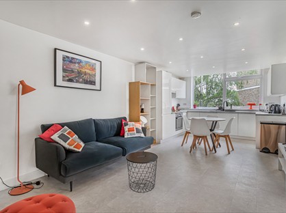 2 Bed Flat, Pickwick Court, SE9