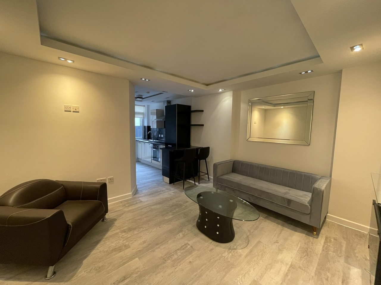 1 Bed Flat, The Parade, CF24 photo 2