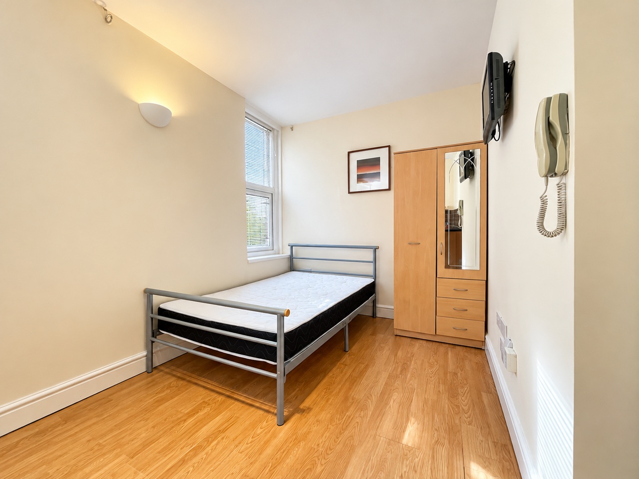 Studio Flat, Richmond Road, CF24 photo 3
