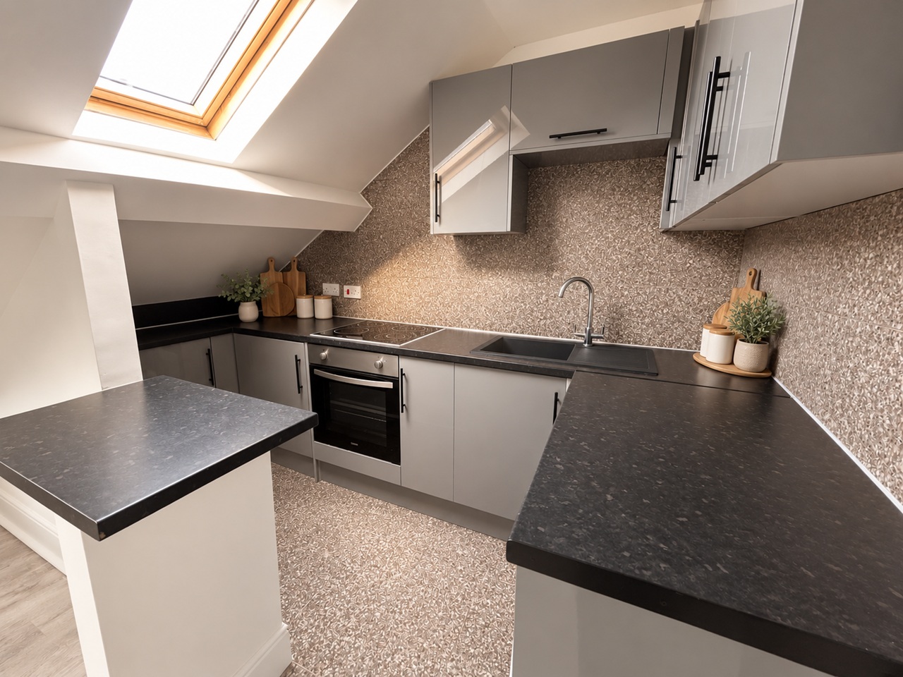 1 Bed Flat, Gordon Road, CF24 photo 2