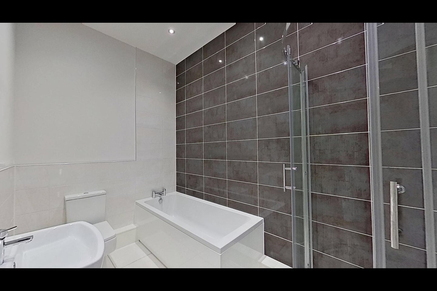 1 Bed Flat, Atkinson Street, LS10 photo 4