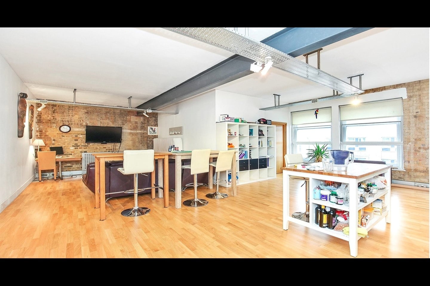 2 Bed Flat, London, E2 photo 2