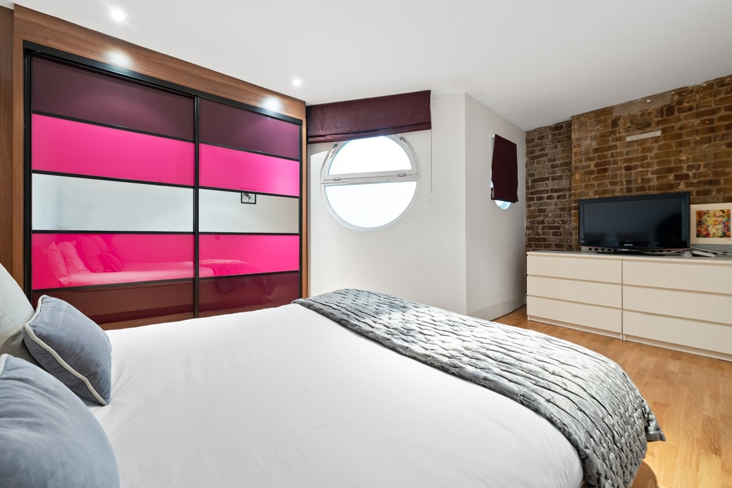 2 Bed Flat, London, E2 photo 3