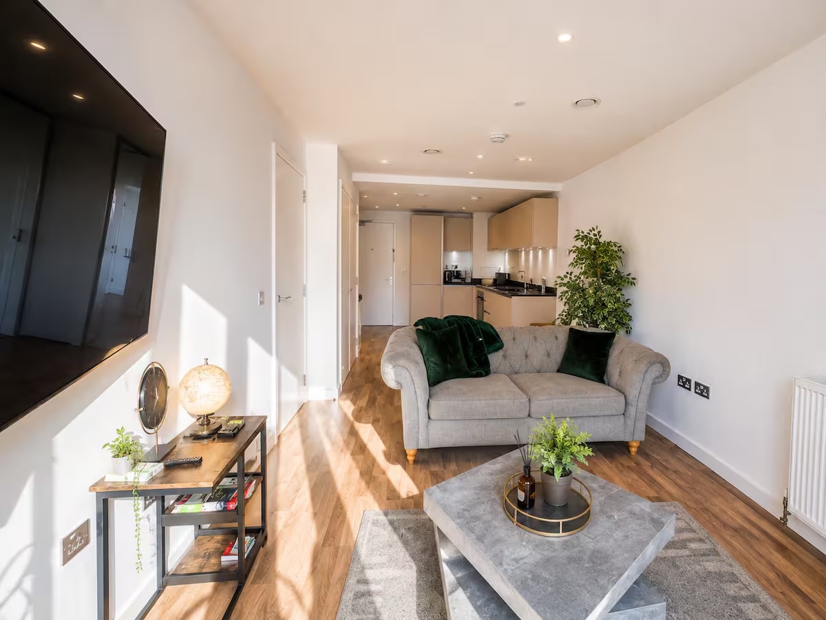 1 Bed Flat, Parry Street, SW8