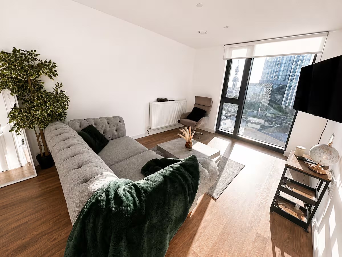 1 Bed Flat, Parry Street, SW8 photo 2