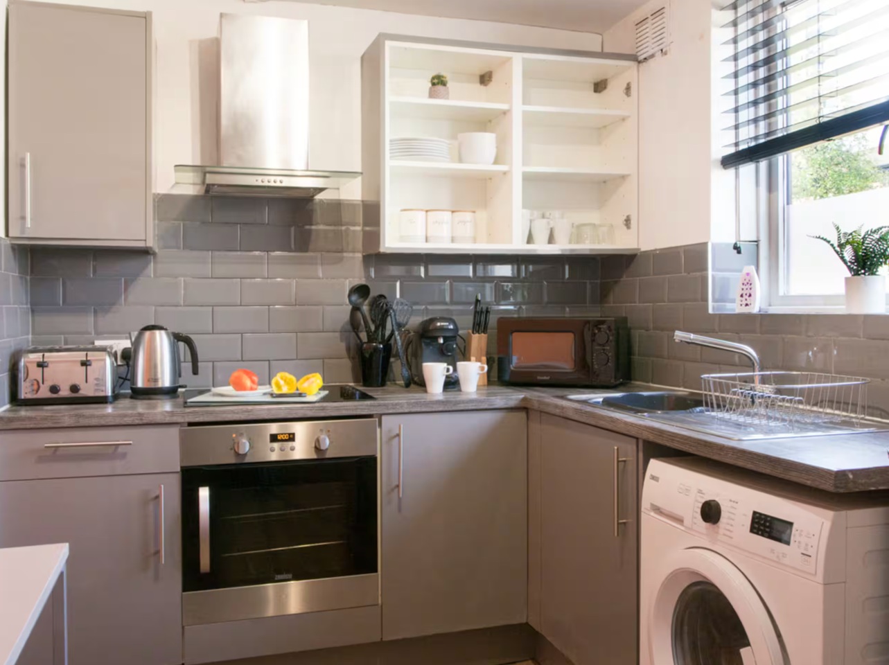 3 Bed Maisonette, St Georges Close, S3 photo 4