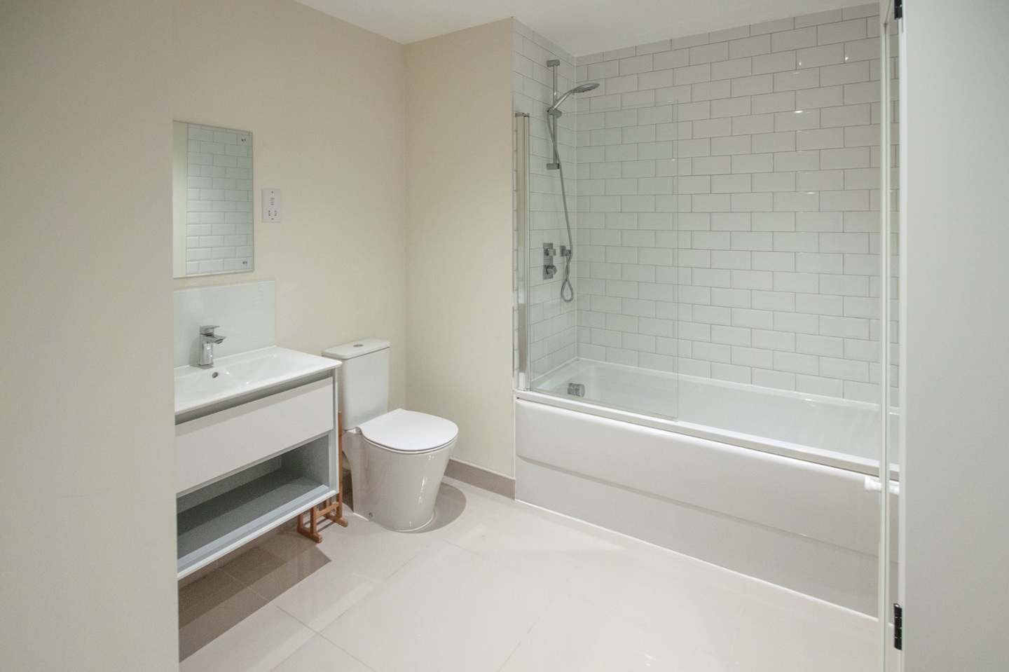 1 Bed Flat, Wellington House, CF11 photo 4