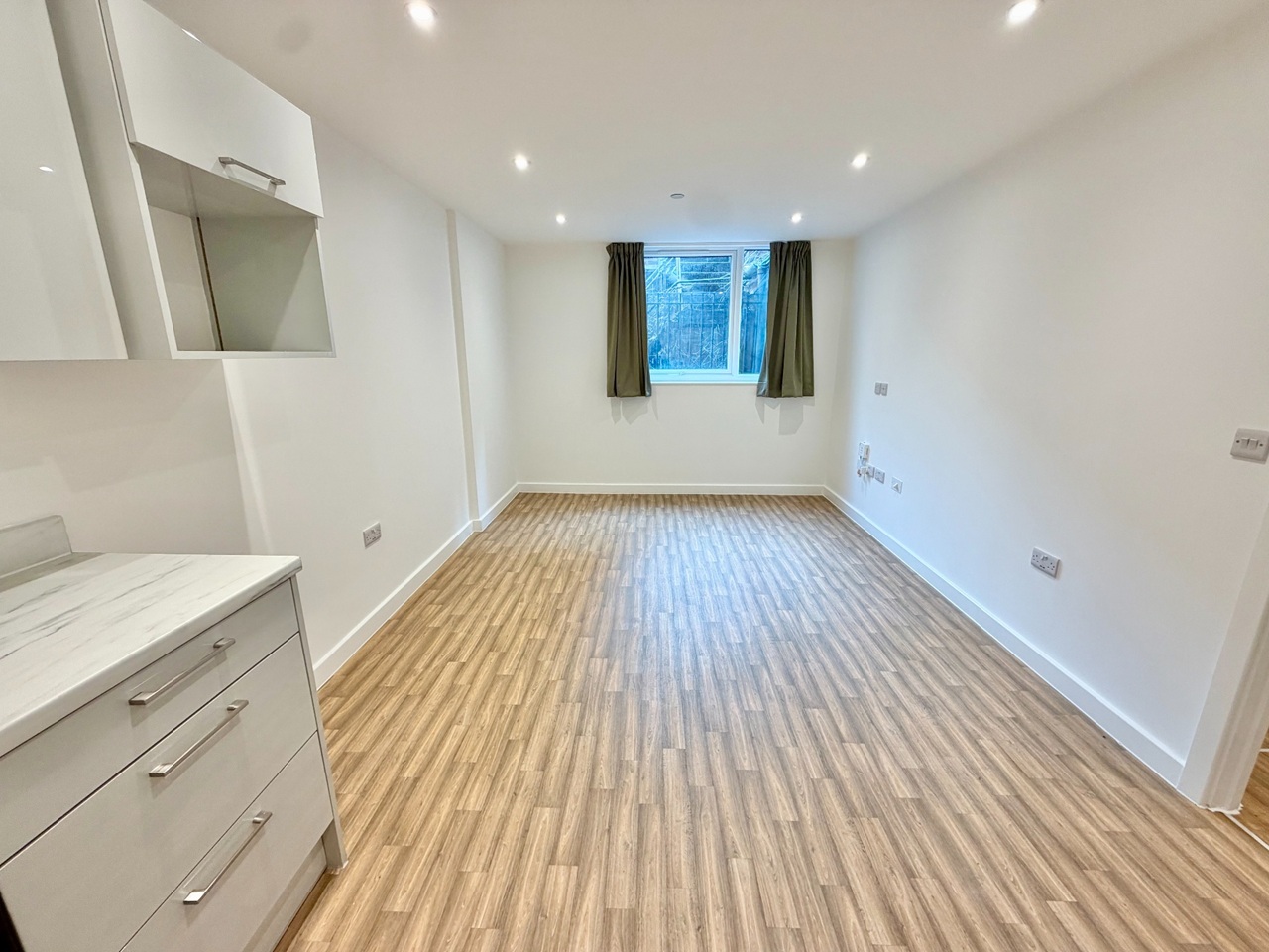 Studio Flat, Fleet Court Block E, LE1 photo 3