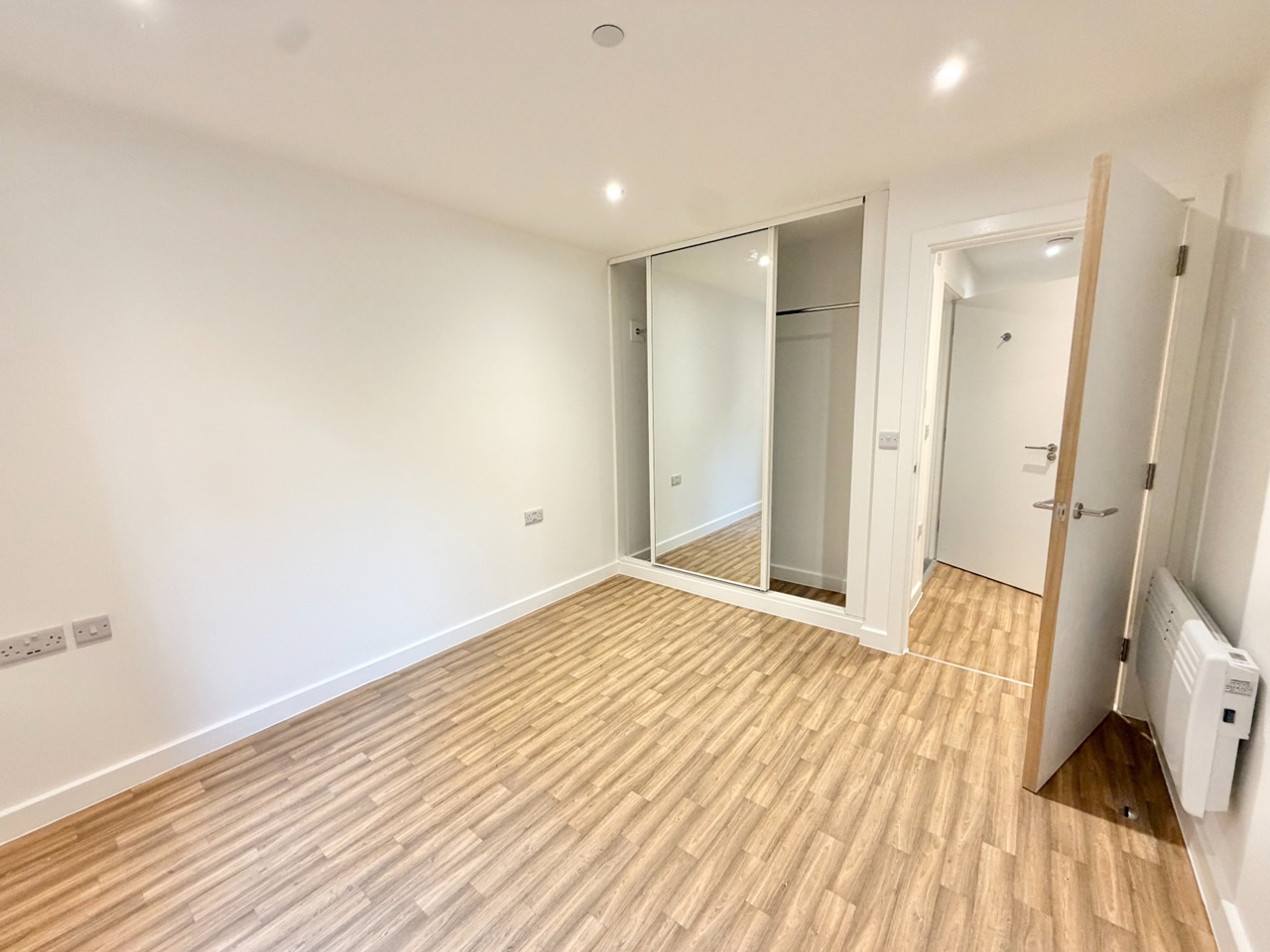 Studio Flat, Fleet Court Block E, LE1 photo 5