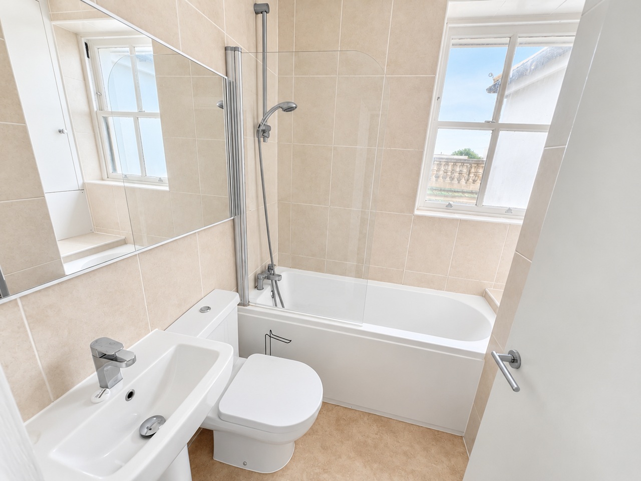 2 Bed Flat, Western Road, BN1 photo 2
