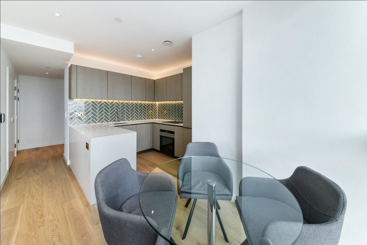 1 Bed Flat, City Road, EC1V photo 2