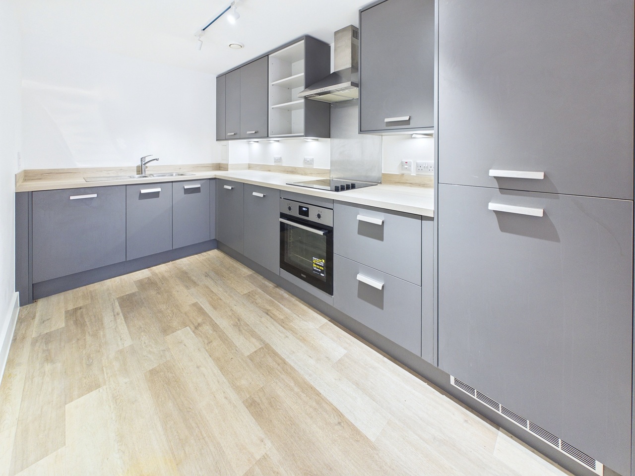 1 Bed Flat, Digbeth Square, B12 photo 2