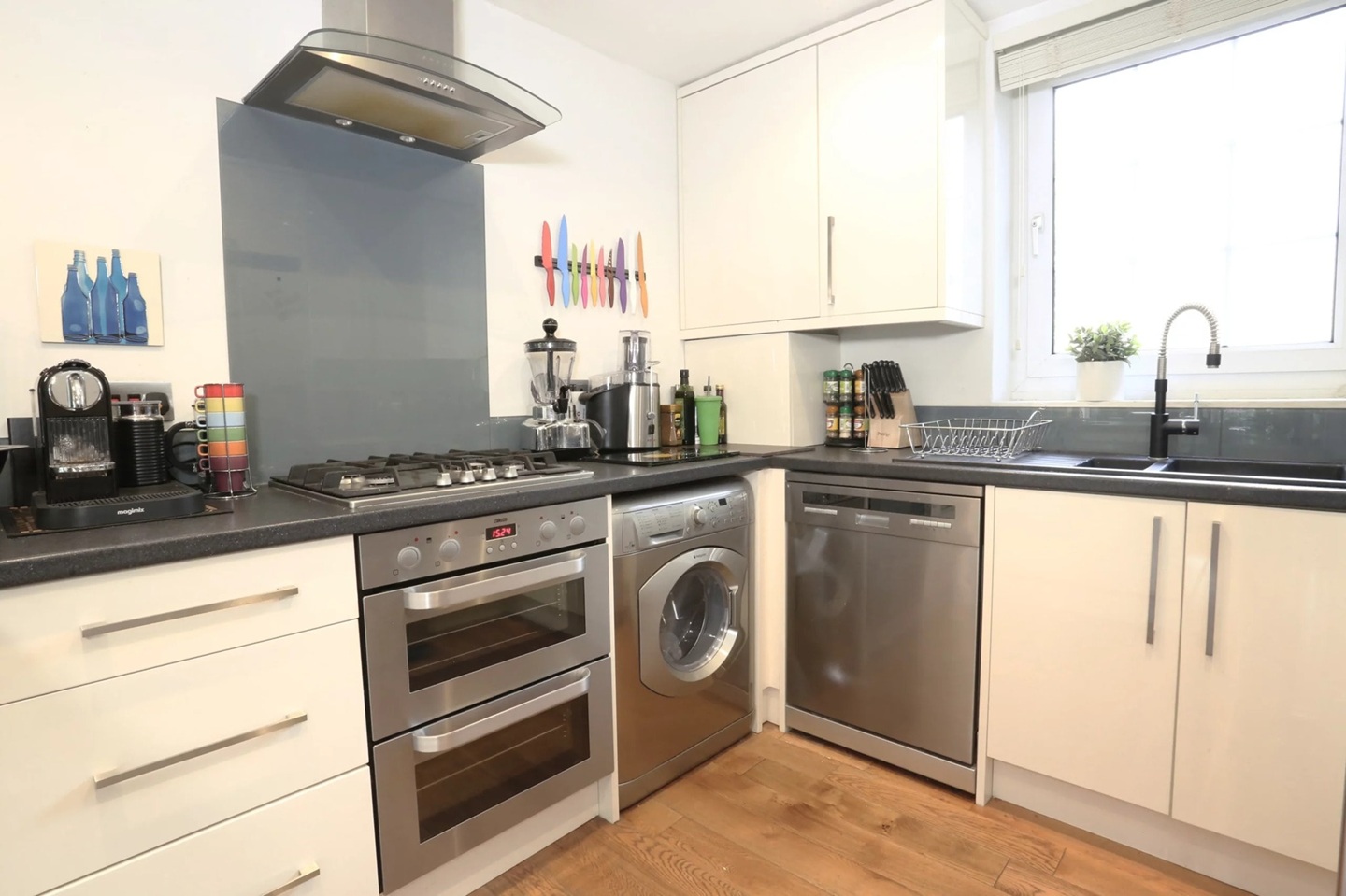 2 Bed Flat, Roman Road, E2 photo 2