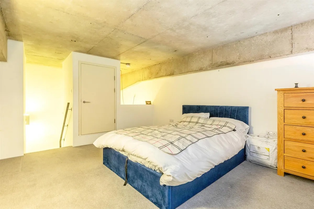 1 Bed Flat, Lake Shore, BS13 photo 5