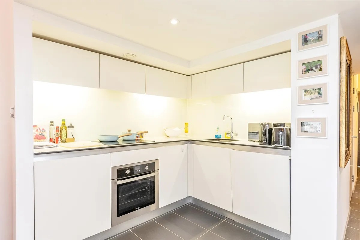 1 Bed Flat, Lake Shore, BS13 photo 2