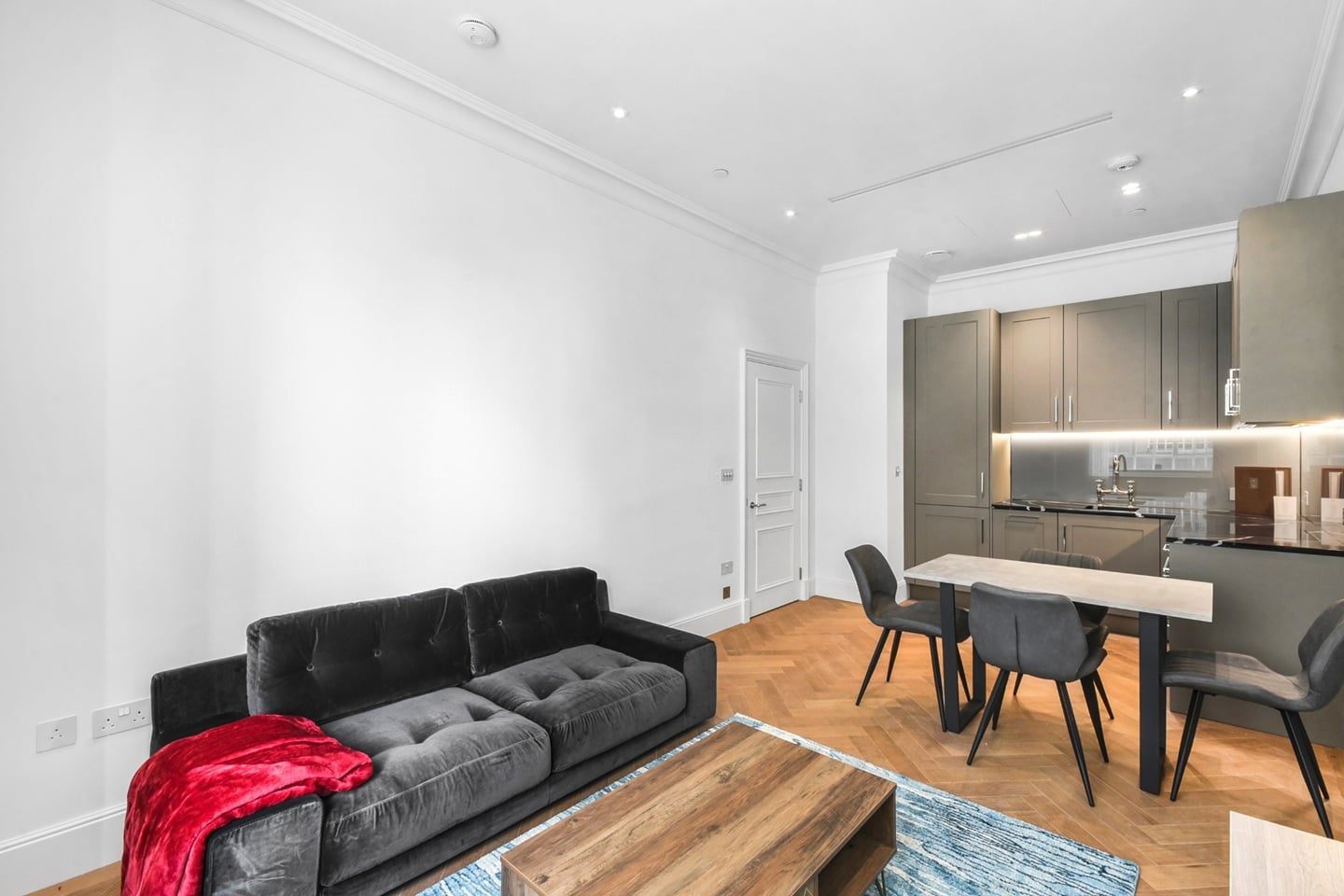 1 Bed Flat, Millbank, SW1P photo 3