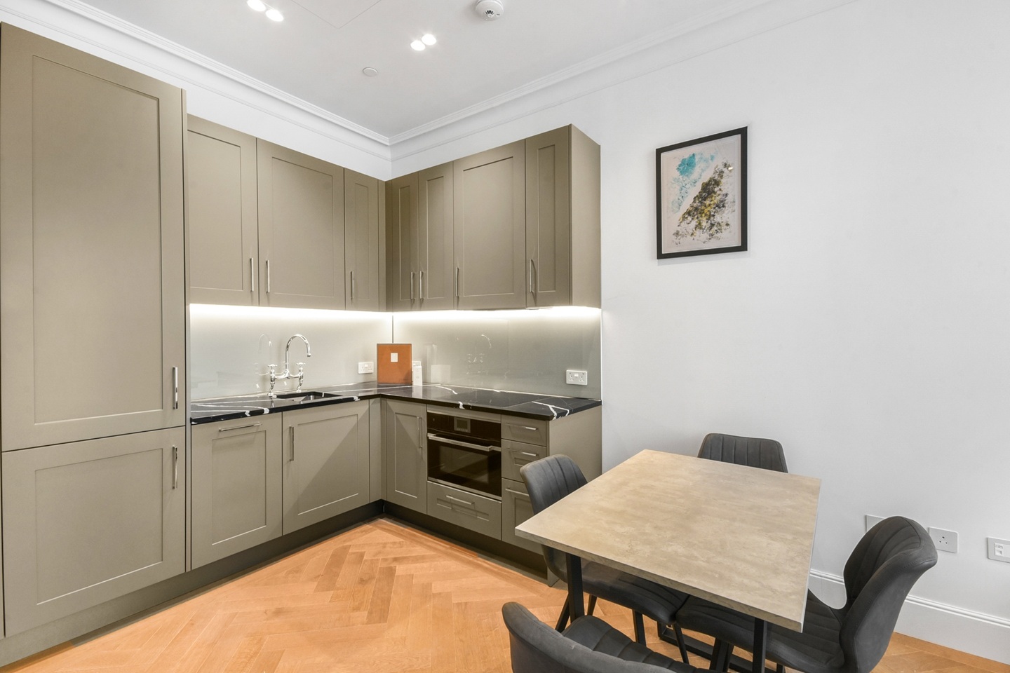1 Bed Flat, Millbank, SW1P photo 2