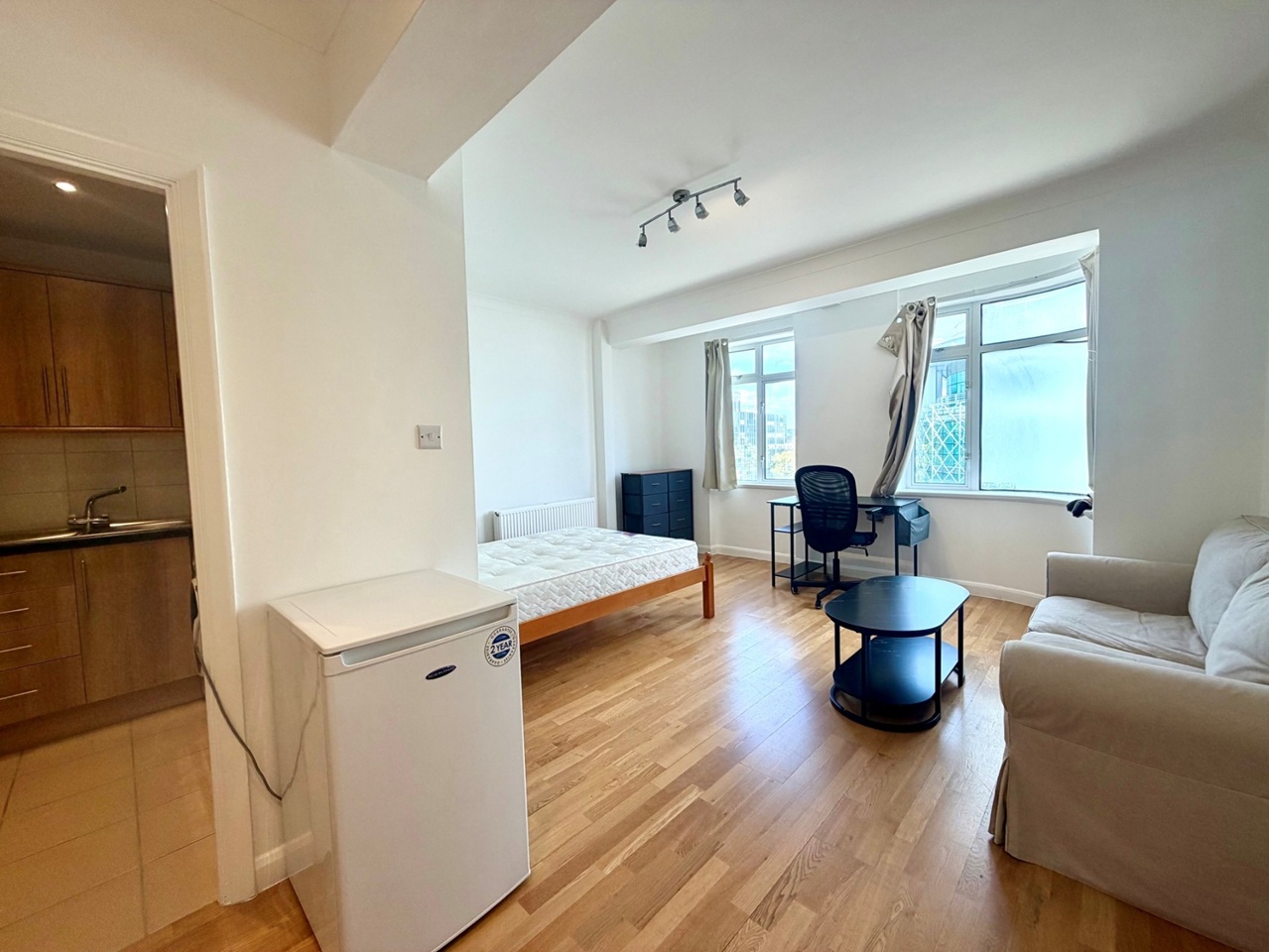 Studio Flat, Warren Court, NW1 photo 2