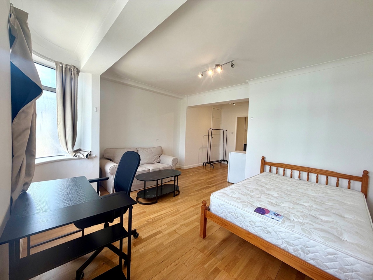 Studio Flat, Warren Court, NW1 photo 3