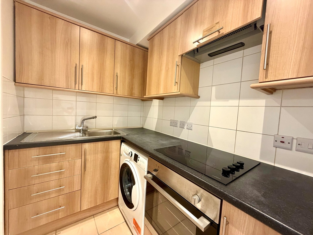 Studio Flat, Warren Court, NW1 photo 4