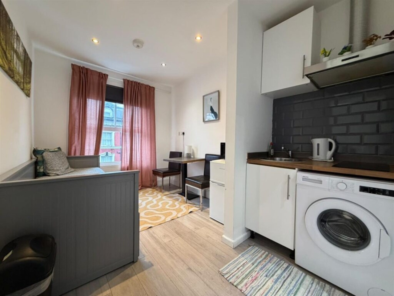 1 Bed Flat, Hogarth Road, SW5