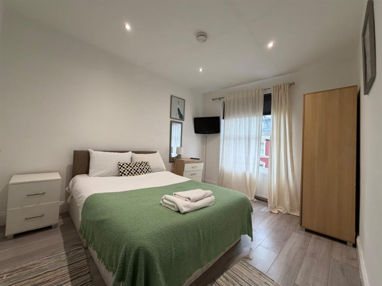 1 Bed Flat, Hogarth Road, SW5 photo 2