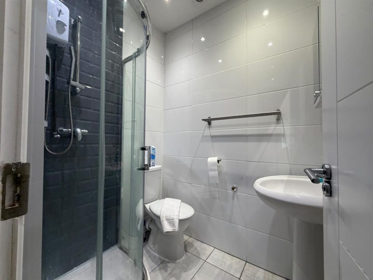 1 Bed Flat, Hogarth Road, SW5 photo 3