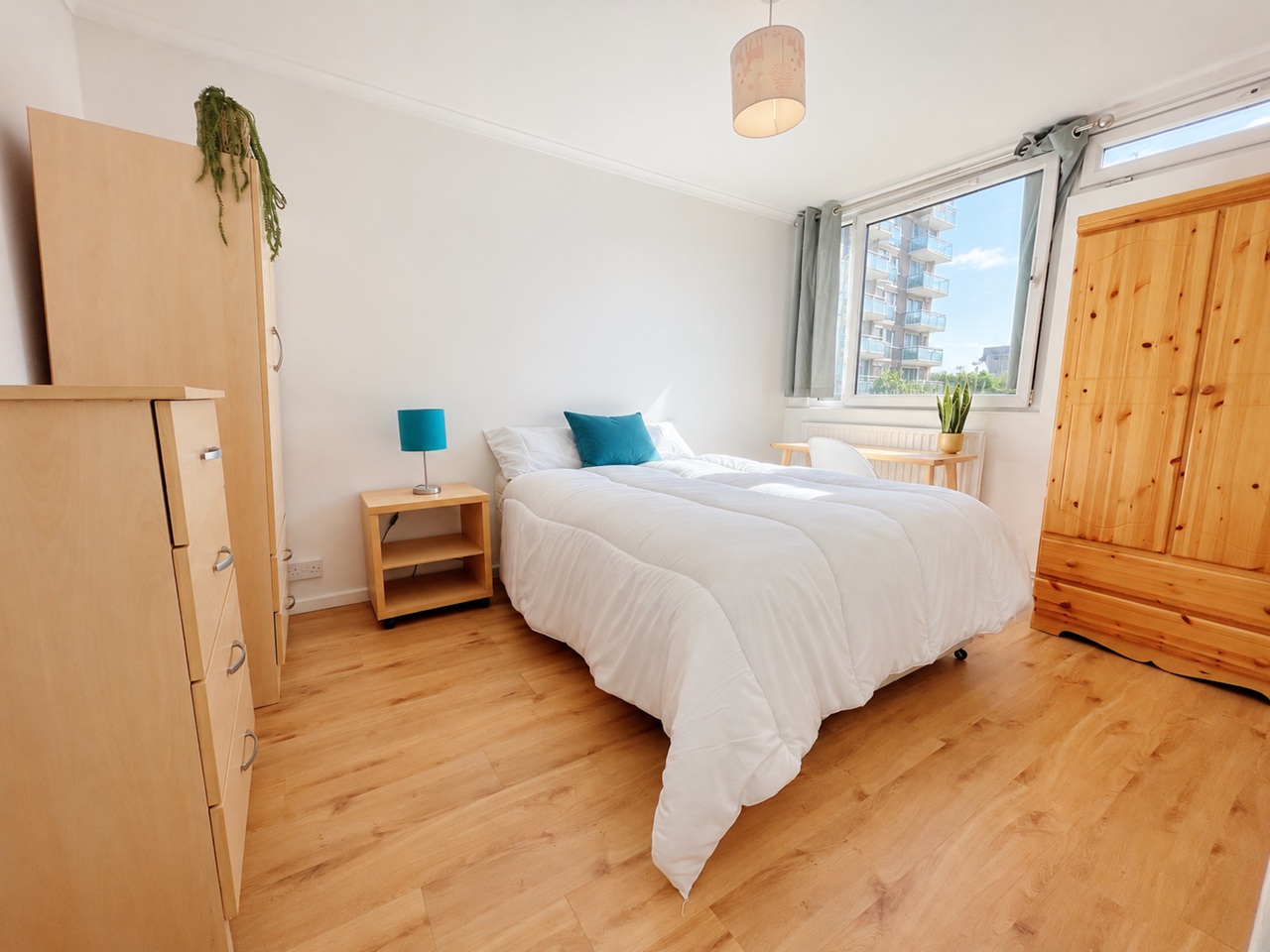 Room in a Shared Flat, Smithfield Court, E1