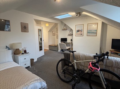 Studio Flat, Broad St, TW11