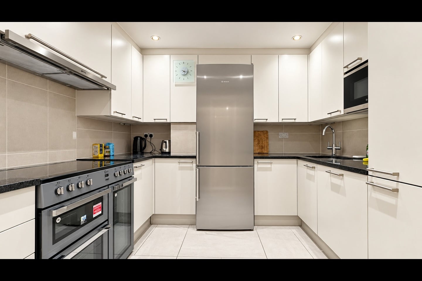 3 Bed Flat, Park Lane, W1K photo 2