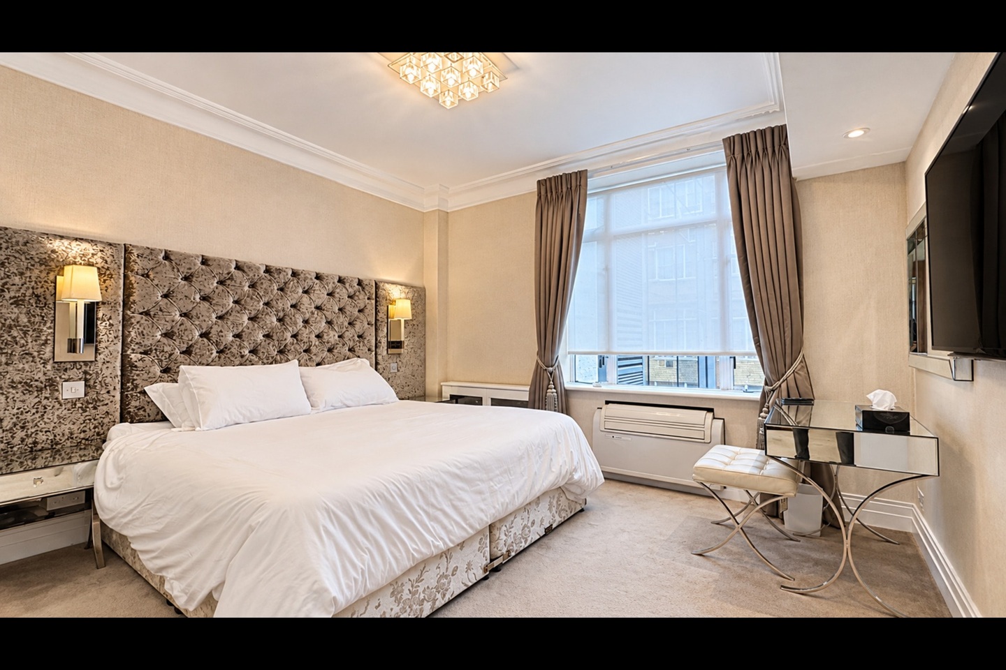 3 Bed Flat, Park Lane, W1K photo 3