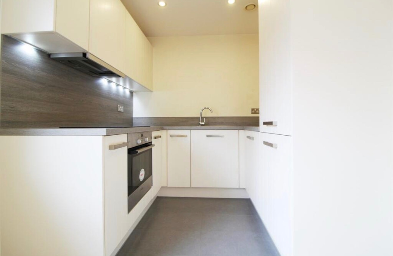 1 Bed Flat, Puffin Way, RG2 photo 4