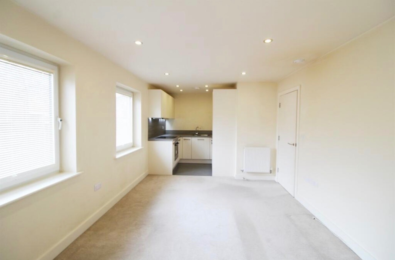 1 Bed Flat, Puffin Way, RG2 photo 3