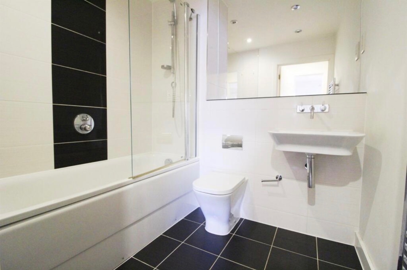 1 Bed Flat, Puffin Way, RG2 photo 2
