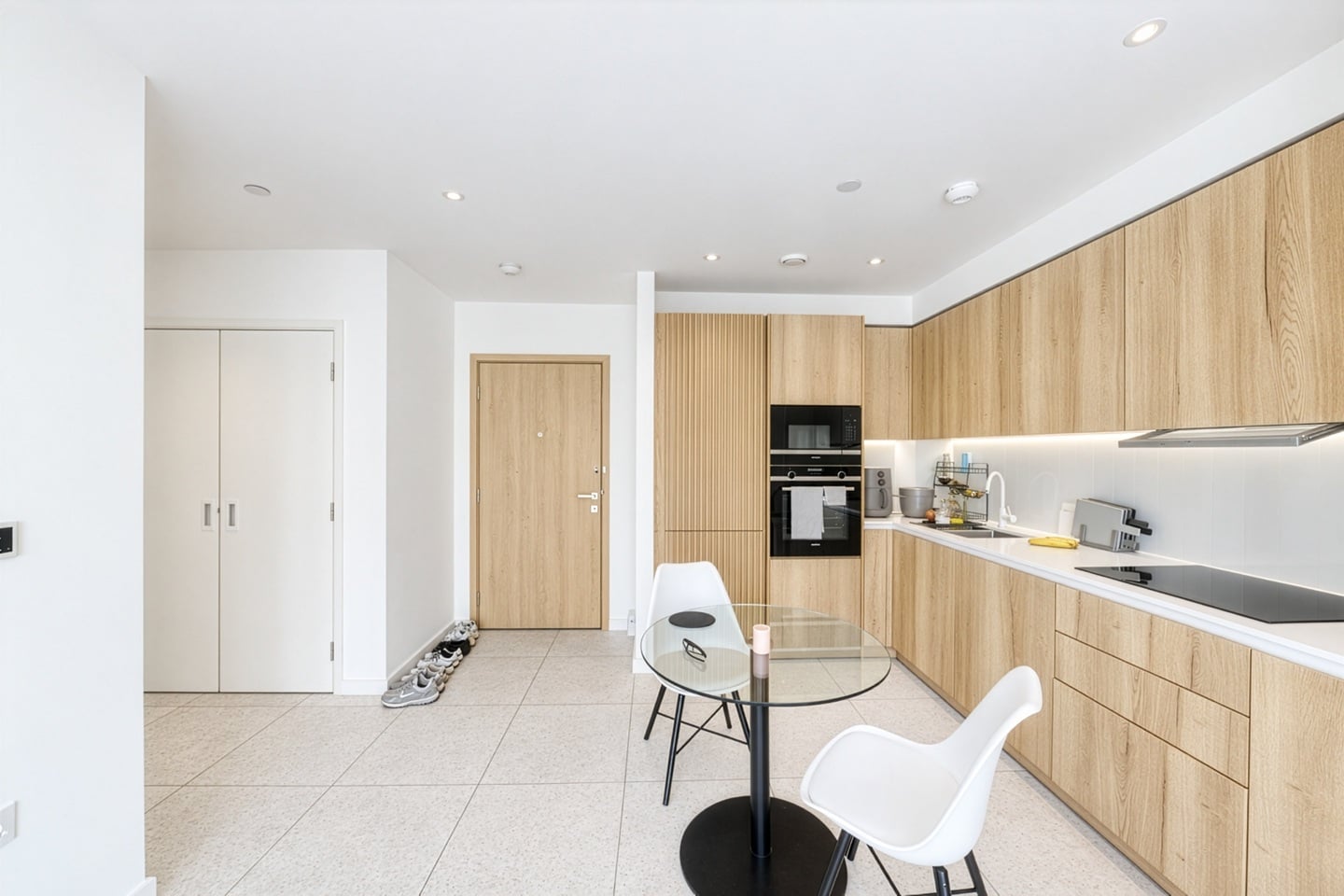 1 Bed Flat, Sidney St, E1 photo 2