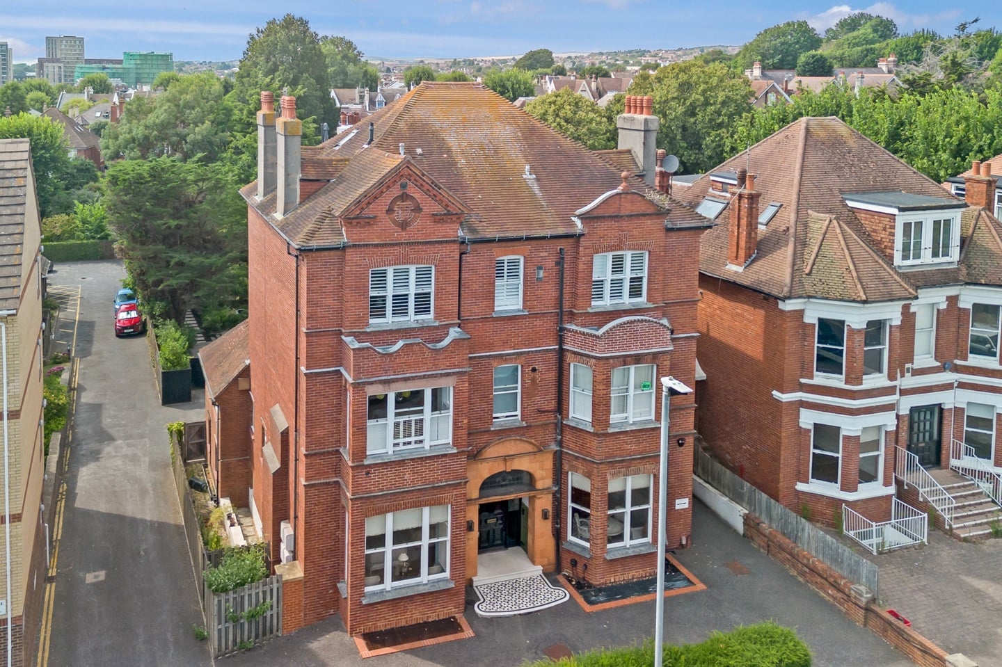 2 Bed Flat, The Drive, BN3 photo 2