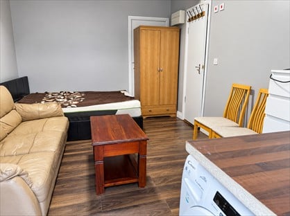 Studio Flat, London Road, SM4