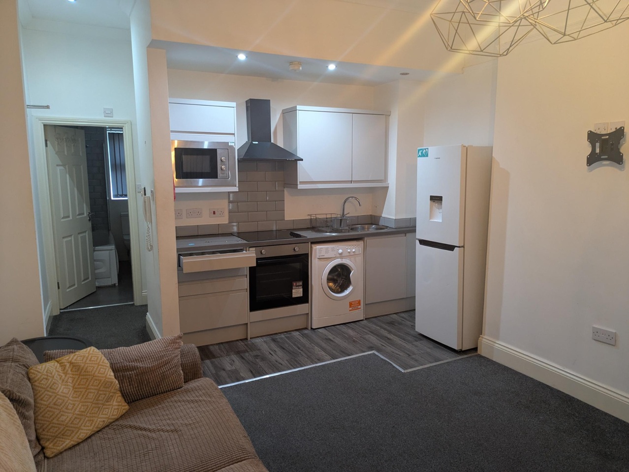 1 Bed Flat, Hampstead Road, L6 photo 3