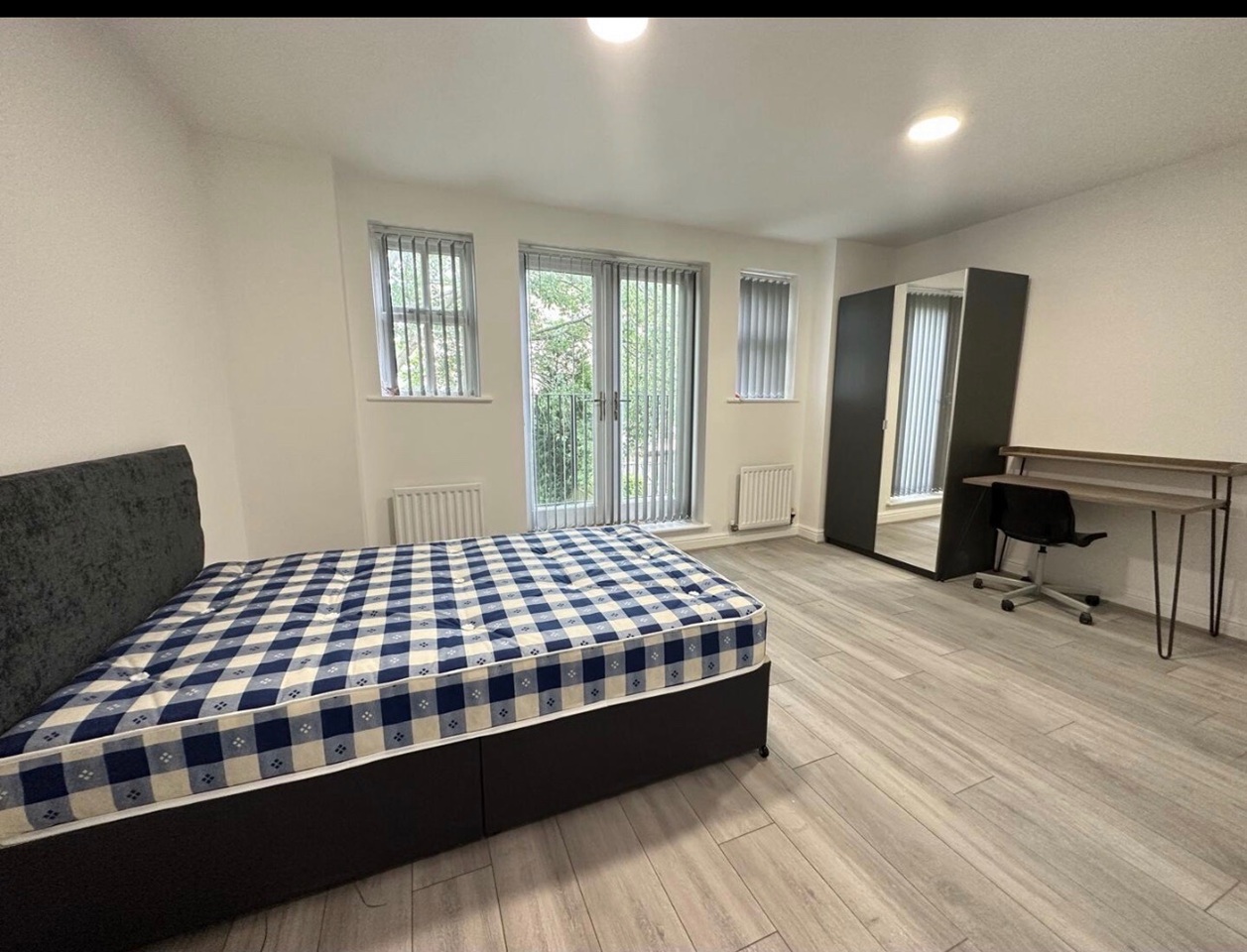 Room in a Shared House, Schuster Road, M14